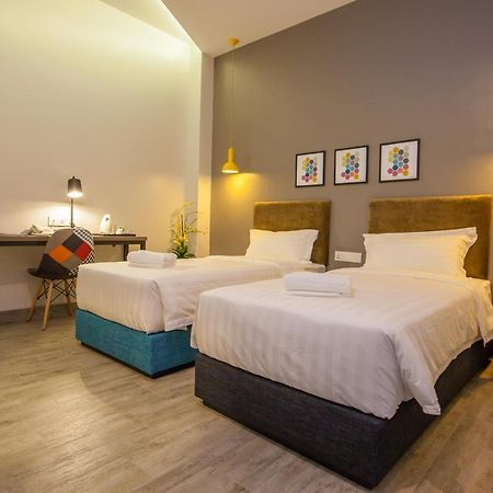 Bzz Hotel Skudai Bagian luar foto