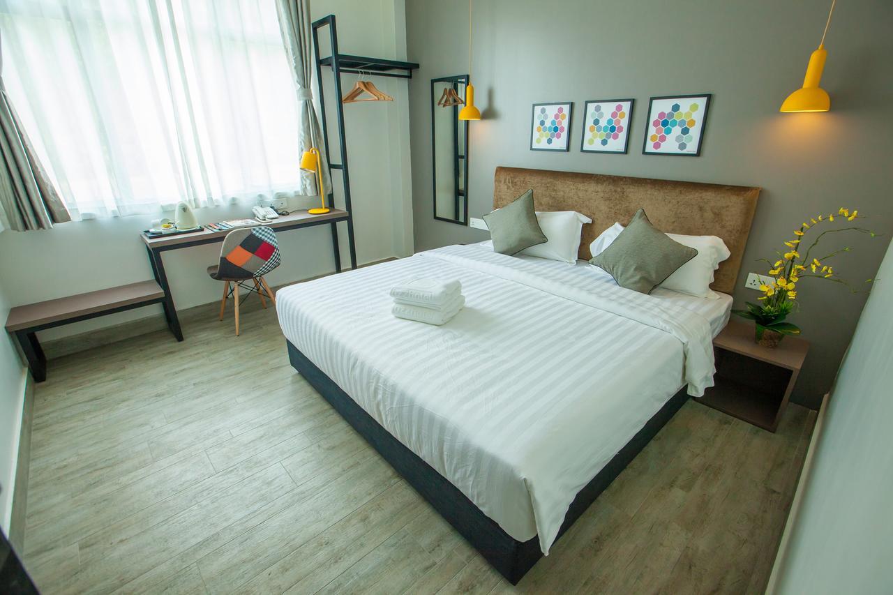 Bzz Hotel Skudai Bagian luar foto