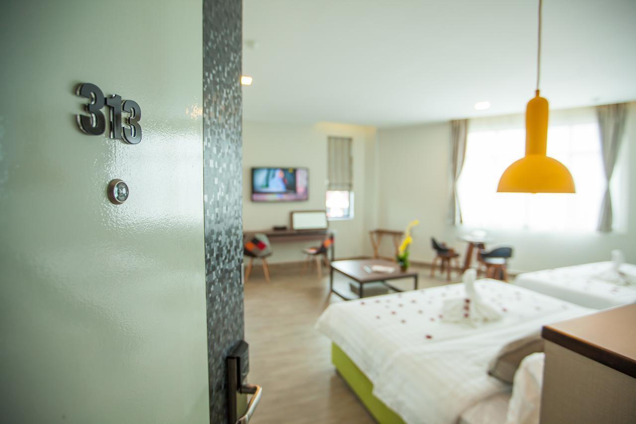Bzz Hotel Skudai Bagian luar foto