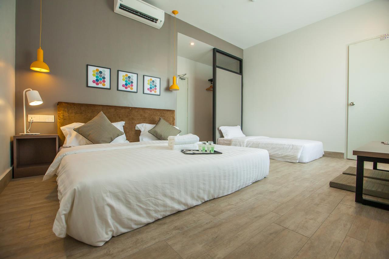 Bzz Hotel Skudai Bagian luar foto