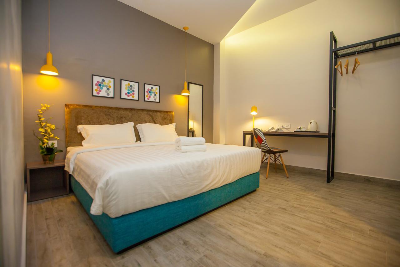 Bzz Hotel Skudai Bagian luar foto