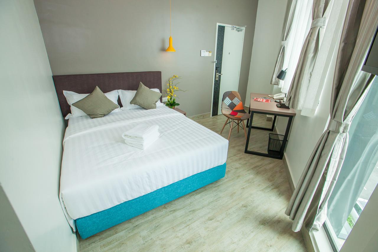 Bzz Hotel Skudai Bagian luar foto