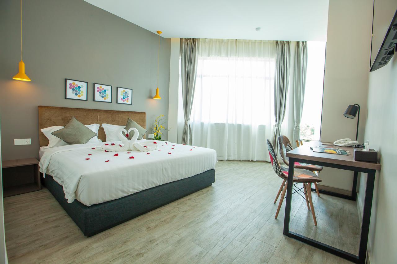 Bzz Hotel Skudai Bagian luar foto