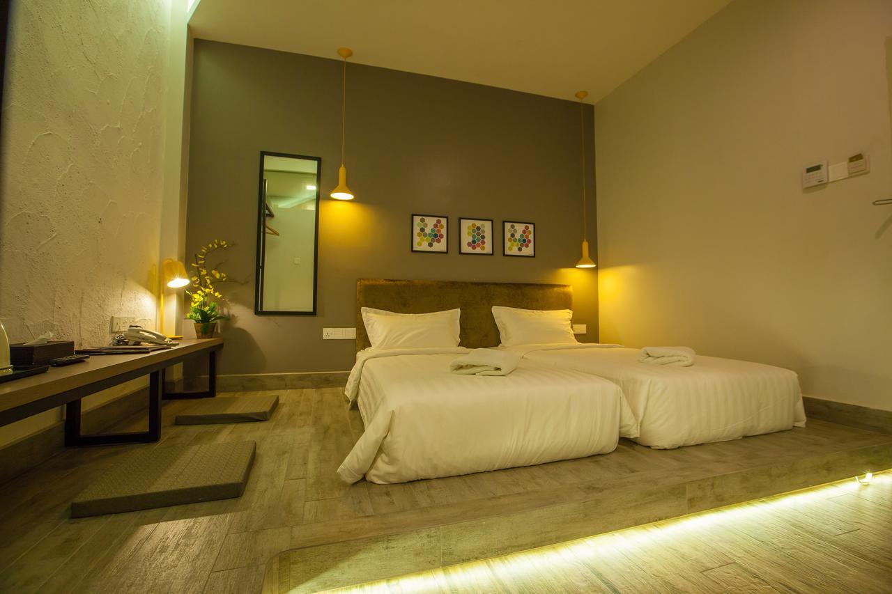 Bzz Hotel Skudai Bagian luar foto
