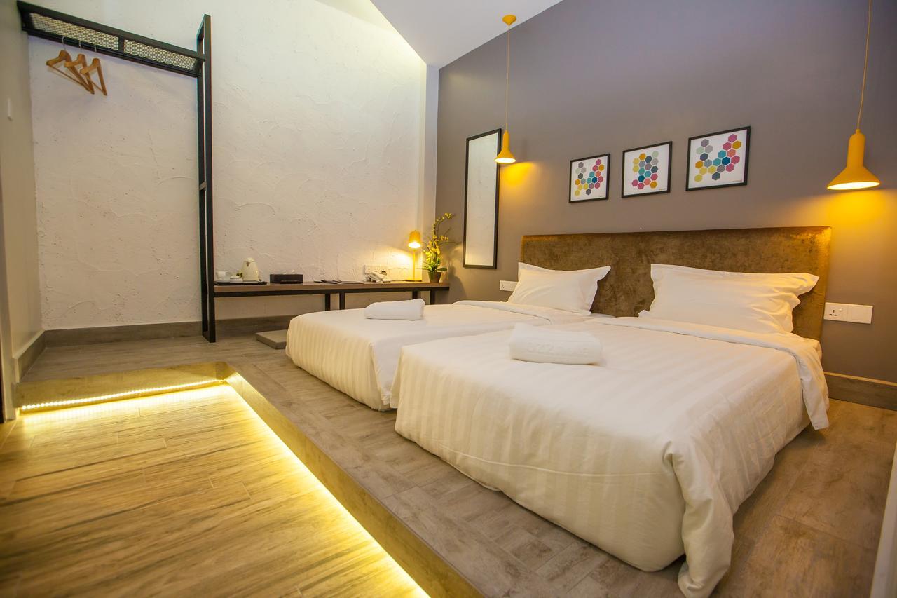 Bzz Hotel Skudai Bagian luar foto