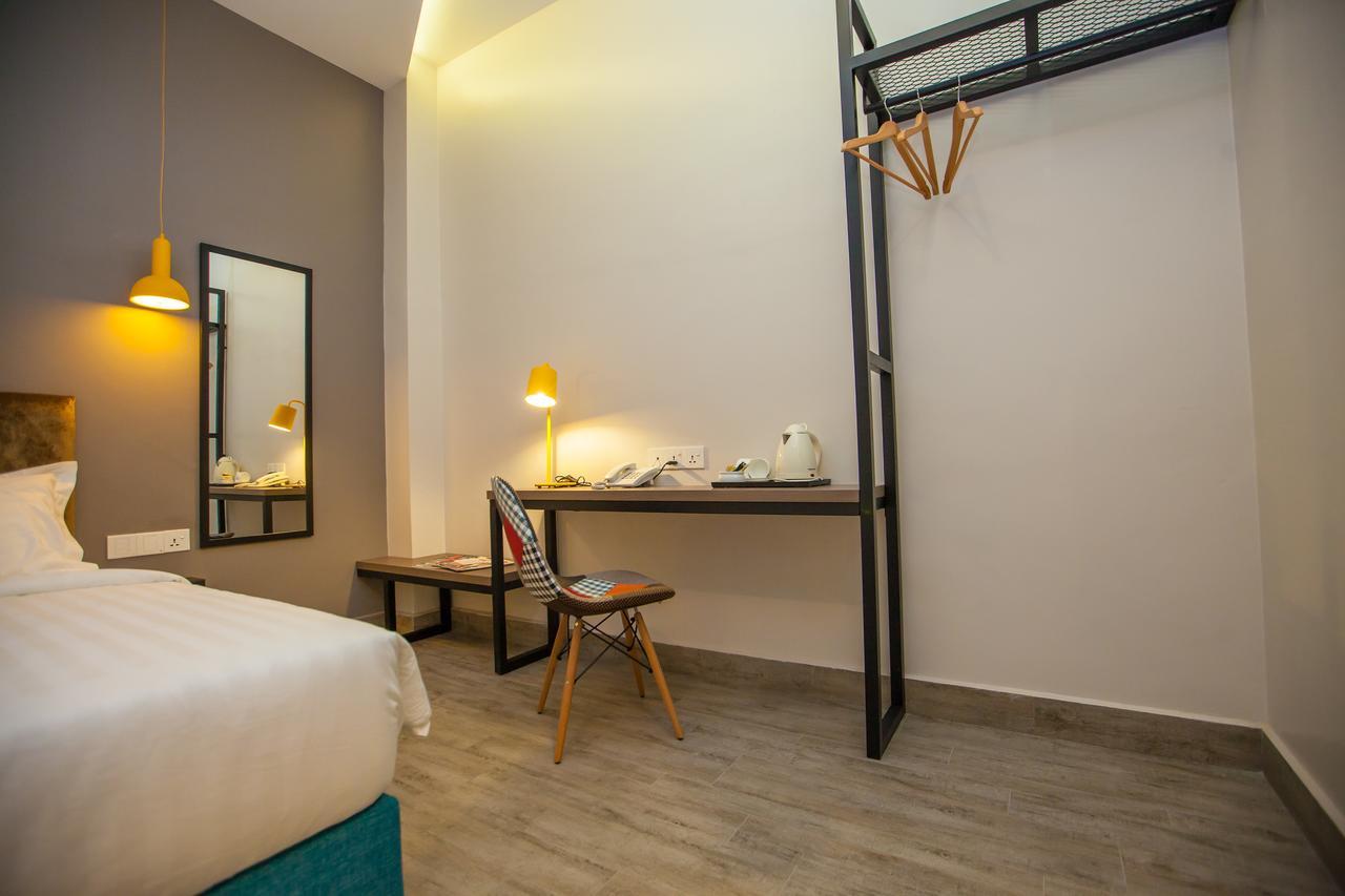 Bzz Hotel Skudai Bagian luar foto