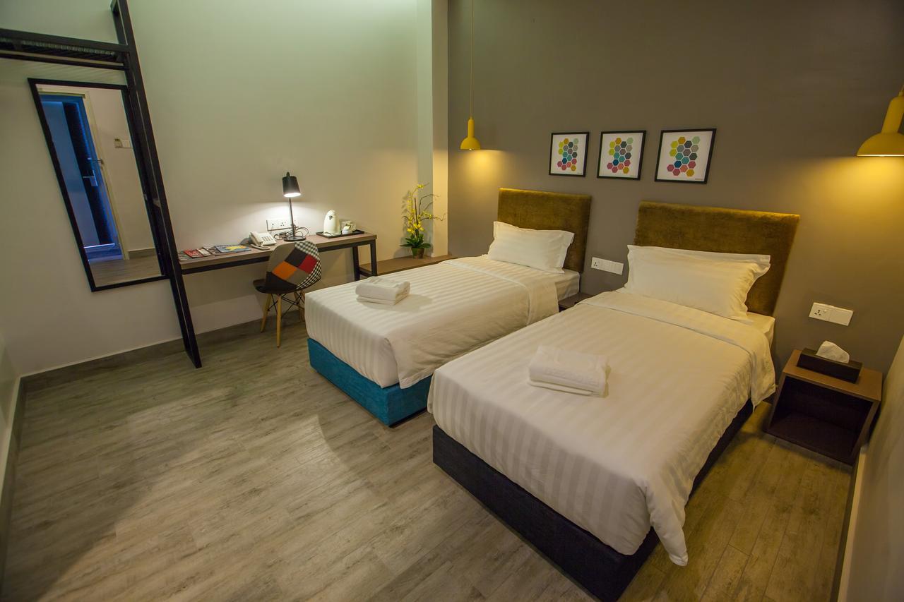 Bzz Hotel Skudai Bagian luar foto