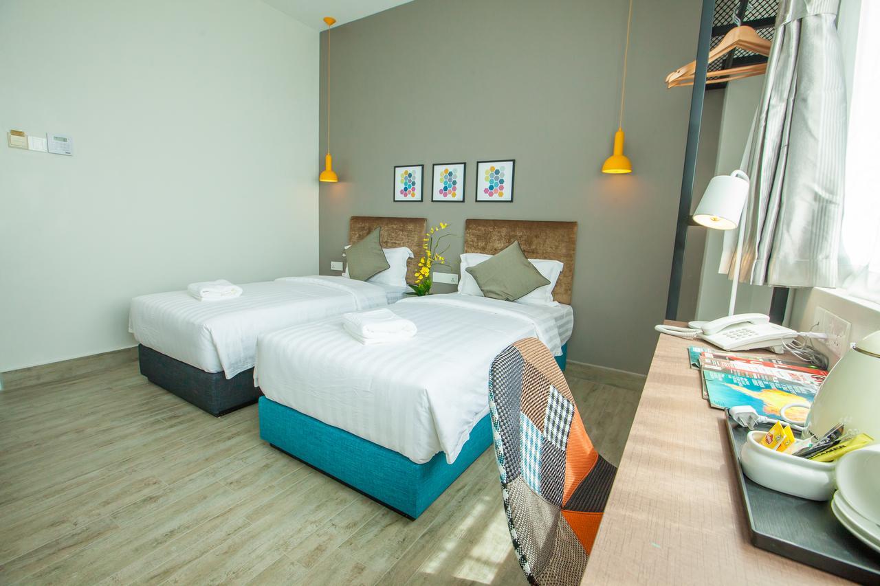 Bzz Hotel Skudai Bagian luar foto