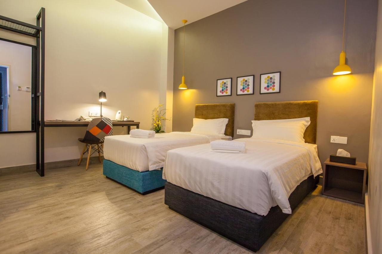 Bzz Hotel Skudai Bagian luar foto